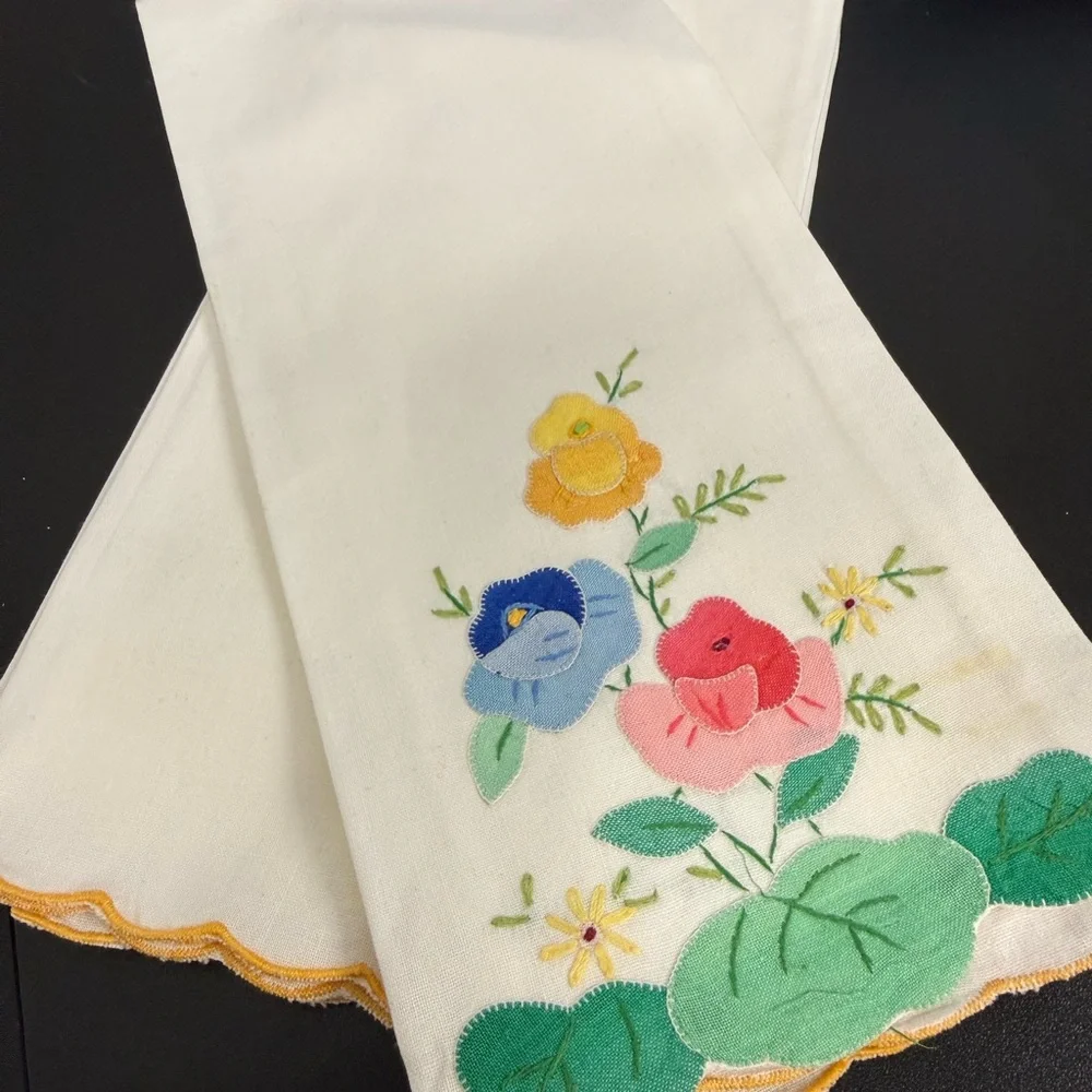 Vintage Towels Embroidered Appliqué Floral Cotton Set of 2